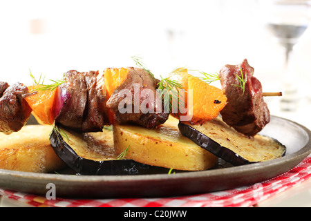 Rindfleisch-Schaschlik mit gerösteten Kartoffeln und Auberginen Stockfoto