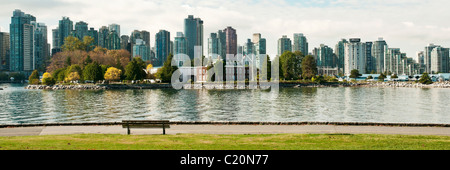 Downtown Vancouver und Deadman Insel wie Coal Harbour vom Stanley Park gesehen. Stockfoto