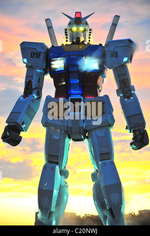 Riesige Roboter Türme über Tokio, feiere das 30. Jubiläum des Mobile Suit Gundam Anime, eine riesige Gundam Roboter statue Stockfoto