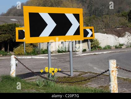 Halten Sie die richtigen Zeichen. Straße biegt nach rechts. Stockfoto