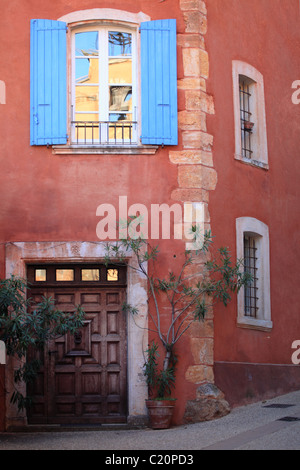 Das malerische thront Dorf Roussillon in Luberon Stockfoto