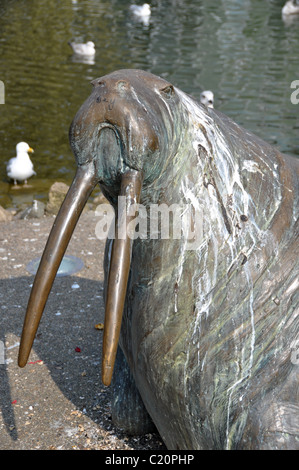 Wintergärten Sunderland Walross Bronze Statue Andrew Burton Künstler Mowbray Park viktorianischen Rasen geformten Gärten Glas See Stockfoto