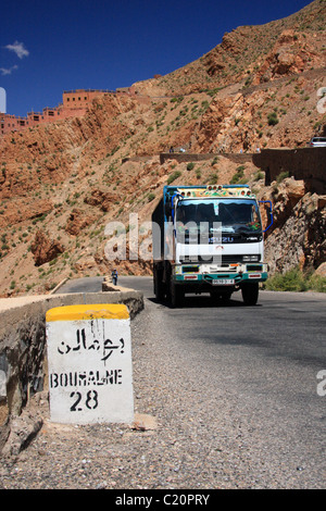 LKW-Traversen Wicklung Mountain pass im Dades Tal, hoher Atlas-Region, in der Nähe von Oasenband, Marokko, Nordafrika Stockfoto