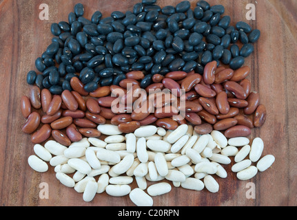schwarze Bohnen, weiß und rot Stockfoto