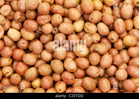 Hintergrund der Reifen marinierte Oliven auf dem Markt Stockfoto