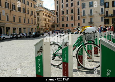 Fahrradverleih in Roma, Italien Stockfoto