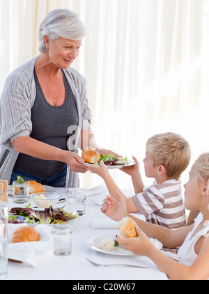 Großmutter ihren Enkel etwas zu essen zu geben, während des Essens Stockfoto