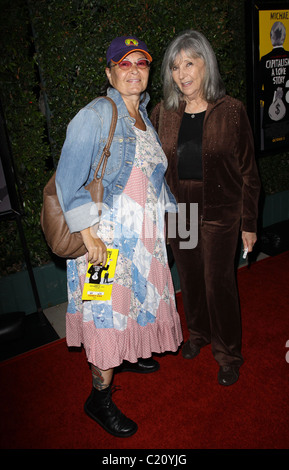 Roseanne Barr und ihre Mutter Los Angeles Premiere von "Kapitalismus: eine Liebesgeschichte" statt im The Samuel Goldwyn Theatre in Los Angeles, Stockfoto