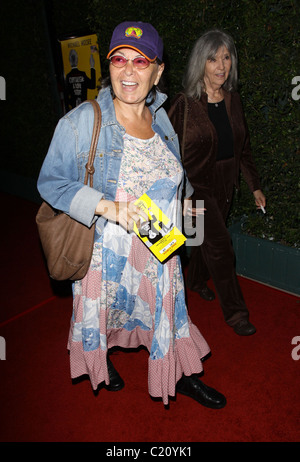 Roseanne Barr und ihre Mutter Los Angeles Premiere von "Kapitalismus: eine Liebesgeschichte" statt im The Samuel Goldwyn Theatre in Los Angeles, Stockfoto