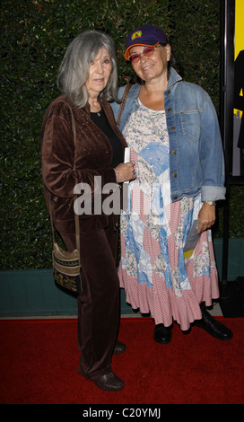 Roseanne Barr und ihre Mutter Los Angeles Premiere von "Kapitalismus: eine Liebesgeschichte" statt im The Samuel Goldwyn Theatre in Los Angeles, Stockfoto