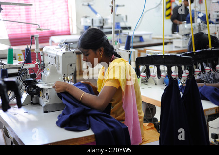 Indien, Tamil Nadu, Tirupur, Frauen in Fair-Trade-Textil-Fabrik, Herstellung von Kleidung und Bekleidung für den Export arbeiten Stockfoto