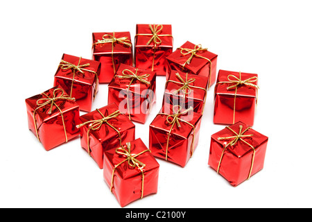 Roten Geschenk-Boxen mit goldenen Bögen auf weißem Hintergrund Stockfoto