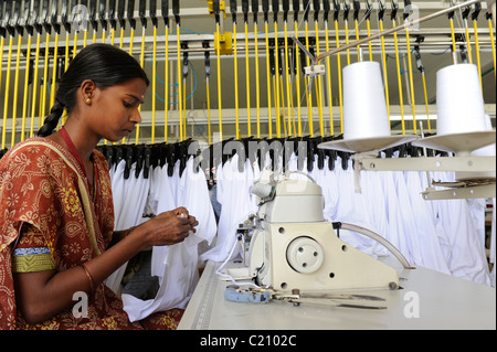 Indien, Tamil Nadu, Tirupur, Frauen in Fair-Trade-Textil-Fabrik, Herstellung von Kleidung und Bekleidung für den Export arbeiten Stockfoto