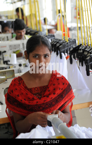 Indien, Tamil Nadu, Tirupur, Frauen in Fair-Trade-Textil-Fabrik, Herstellung von Kleidung und Bekleidung für den Export arbeiten Stockfoto