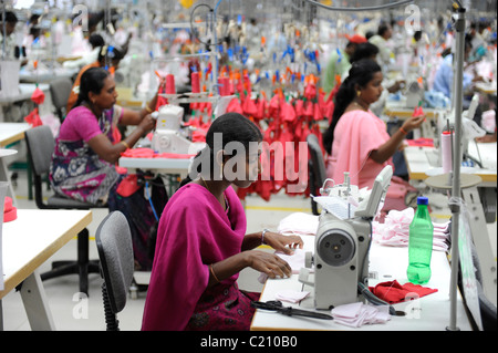 Indien, Tamil Nadu, Tirupur, Frauen in Fair-Trade-Textil-Fabrik, Herstellung von Kleidung und Bekleidung für den Export arbeiten Stockfoto