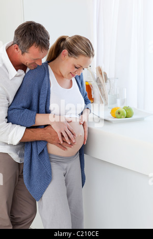 Paar, umarmen, in der Küche Stockfoto