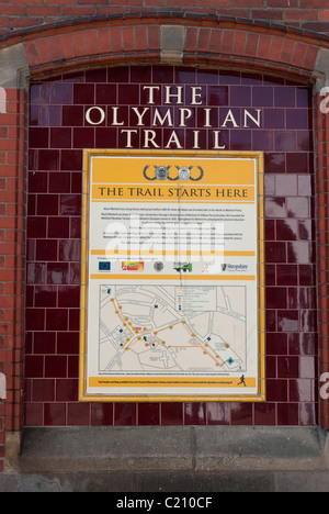 Plakette markiert den Beginn der Olympischen Strecke in der historischen Shropshire Stadt von Much Wenlock Stockfoto