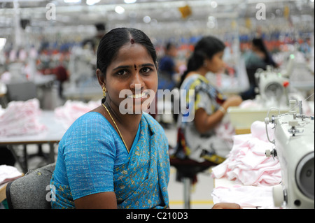 Indien, Tamil Nadu, Tirupur, Frauen in Fair-Trade-Textil-Fabrik, Herstellung von Kleidung und Bekleidung für den Export arbeiten Stockfoto