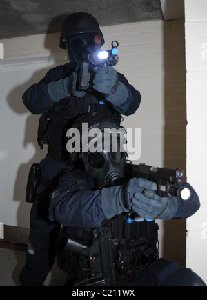 SWAT-Offiziere bewaffnet mit Pistolen und Gasmasken. Echte Polizei, keine Rekonstruktion Stockfoto