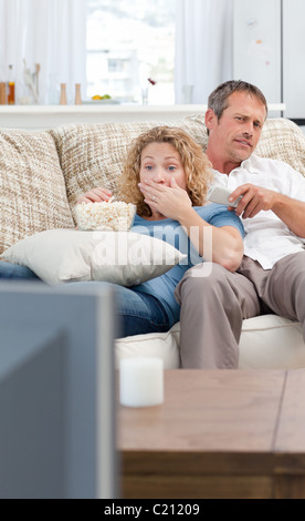 Liebhaber, die vor dem Fernseher im Wohnzimmer zu Hause Stockfoto