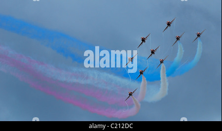 Red Arrows (Aerobatic Team) fliegen in einer synchronisierten Position für eine Flugschau Stockfoto