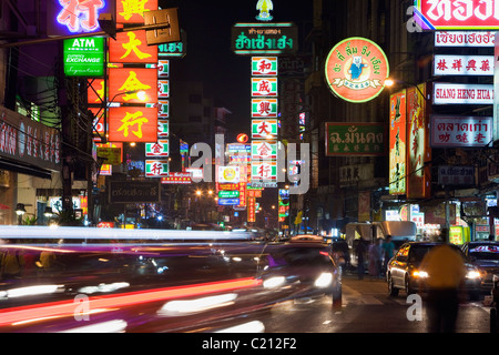 Bangkoks Chinatown in der Nacht, mit einem Blick entlang Thanon Yaowarat. Bangkok, Thailand Stockfoto