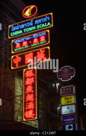 Neon Schilder auf Thanon Yaowarat in Chinatown in der Nacht. Bangkok, Thailand Stockfoto