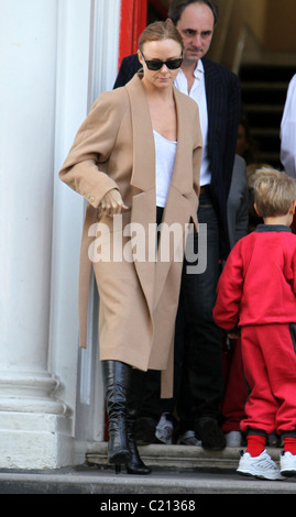 Designerin Stella McCartney macht ihren Weg nach Hause nach der Einnahme ihrer Kinder nach Schule London - 18.09.09 Stockfoto