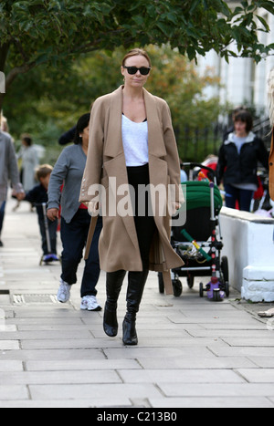 Designerin Stella McCartney macht ihren Weg nach Hause nach der Einnahme ihrer Kinder nach Schule London - 18.09.09 Stockfoto