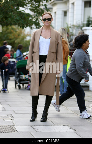 Designerin Stella McCartney macht ihren Weg nach Hause nach der Einnahme ihrer Kinder nach Schule London - 18.09.09 Stockfoto