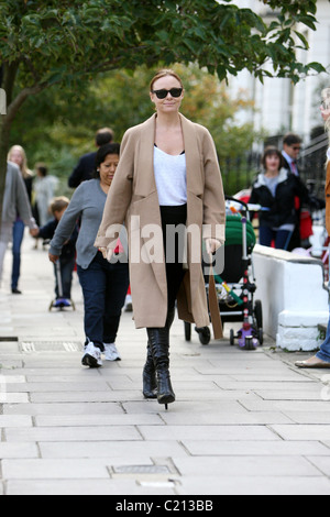 Designerin Stella McCartney macht ihren Weg nach Hause nach der Einnahme ihrer Kinder nach Schule London - 18.09.09 Stockfoto