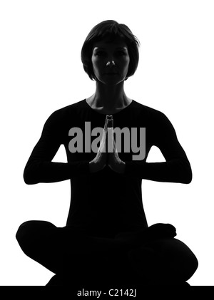 Frau Sukhasana pose Meditation Yoga Haltung Position im Silouhette auf weißen Studio-Hintergrund Stockfoto