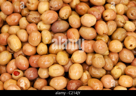 Hintergrund der Reifen marinierte Oliven auf dem Markt Stockfoto