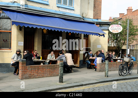 Menschen Essen vor String Ray Globe Cafe Columbia Road Blume Markt Tower Hamlets Osten London England UK Stockfoto