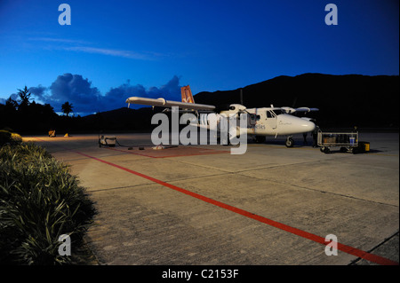 Flugzeug der Air Seychelles in Praslin Flughafen am Abend, Insel Praslin, Seychellen Stockfoto