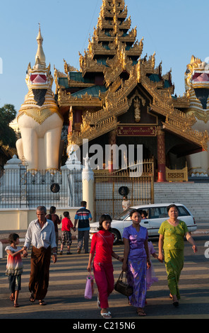 Menschen auf der Straße mit Shwedagon Tor in bkgd. Yangon. Myanmar Stockfoto