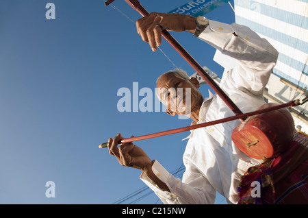 Thailändische Musiker spielt eine Säge u (gebogene Saiteninstrument) beim Festival Surin Elephant Roundup. Surin, Surin, Thailand Stockfoto