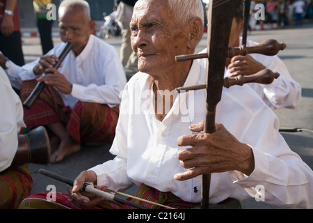 Thailändische Musiker spielt eine Säge u (gebogene Saiteninstrument) beim Festival Surin Elephant Roundup. Surin, Surin, Thailand Stockfoto