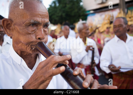 Thailändische Musiker spielt eine Säge u (gebogene Saiteninstrument) beim Festival Surin Elephant Roundup. Surin, Surin, Thailand Stockfoto