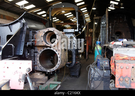 Ehemalige britische Eisenbahnen Standard Class 4 2-6-0 Dampflok Nr. 76017 unter Überholung in Ropley Lokomotivfabrik in Hampshire. Stockfoto