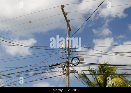 Lästige Kabel auf eine elektrische Säule in Roatan, Honduras Stockfoto