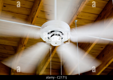 Deckenventilator in einem alten Holzhaus Stockfoto