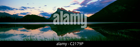 Mount Rundle reflektiert in einem der Vermillion Seen in der Abenddämmerung, Banff Nationalpark, Alberta, Kanada Stockfoto