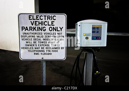 Elektrofahrzeug Ladestation in einem California-Einkaufszentrum-Parkhaus. Stockfoto