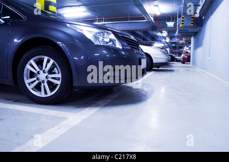 Auto in der Tiefgarage, unterirdische Interieur des Einkaufszentrums voll von modernen Autos Stockfoto