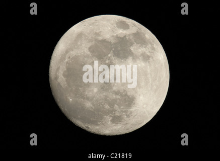 fast voll Perigäum Supermoon steigt über Großbritannien, 18. März 2011. Hinweis - Aufnahme am 18. wegen Wolkendecke Stockfoto