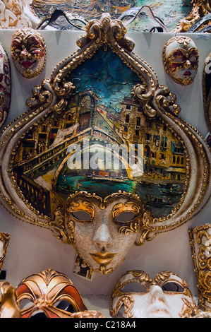 Traditionellen venezianischen Karnevalsmasken auf dem Display, Venedig, Italien Stockfoto