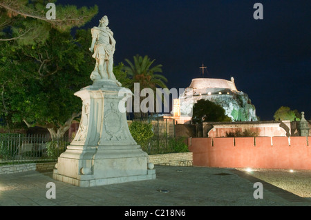 Korfu, Griechenland. Oktober. Graf Matthias Johann von der Schulenburg-Statue vor der alten Fort. 'Nabend. Stockfoto