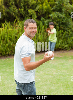 Sohn spielt Fußball mit seinem Vater Stockfoto