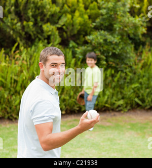 Sohn spielt Fußball mit seinem Vater Stockfoto